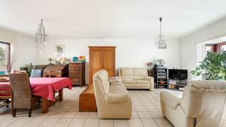 Deze te renoveren eigendom is centraal gelegen in de Pannenstraat te Heist, op wandelafstand van het warenhuis, het station en het commerciële centrum. Dankzij de nabijheid van het strand is dit pand zowel geschikt als vaste woonst als tweede verblijf.<br /><br />Het betreft een handelshuis met een ruim woonvolume (ca. 243 m²) met tal van mogelijkheden.<br /><br />Indeling:<br />Op het gelijkvloers bevindt zich een ruime inkomhal met toegang tot een grote handelsruimte met eigen keuken, een apart toilet en voldoende stockageruimte. Daarnaast is er een droge, ruime kelder.<br /><br />De eerste verdieping omvat een ruime, lichtrijke leefruimte, een keuken voorzien van alle toestellen die uitgeeft op het terras vooraan, een apart toilet en een praktische berging met aansluiting voor wasmachine en droogkast. Achteraan bevindt zich een aangenaam terras.<br /><br />Op de tweede verdieping zijn er drie volwaardige slaapkamers, een ruime badkamer met dubbele lavabo en ligbad en een apart toilet.<br /><br />Deze handelswoning biedt tal van mogelijkheden voor een zelfstandige activiteit zoals een kapsalon, praktijkruimte (kinesist, tandarts, personal trainer, …) of andere beroepsmatige invulling op het gelijkvloers. De gevel met grote vitrine zorgt bovendien voor een uitstekende visibiliteit.<br /><br />Een interessante eigendom met veel potentieel op een gunstige ligging.<br /><br />Meer informatie of een bezoek ter plaatse gewenst? <br />Contacteer Willem Cauwels op tel. 050/89.27.70.