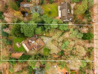 In de groene en gegeerde buurt Steijnhoeven bevindt zich deze villa op een achterliggend perceel van 3.905m². Achter een automatische toegangspoort...