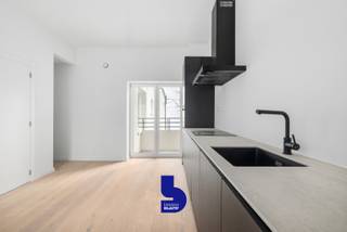 Ontdek dit prachtig gerenoveerde appartement in de charmante Londenstraat, op een toplocatie in Oostende. Op slechts enkele stappen van de gezellige Visserskaai en het strand geniet u hier van het beste wat de stad te bieden heeft: een centrale ligging gecombineerd met rust en comfort.<br /><br />Het gebouw werd volledig gerenoveerd en kreeg een tijdloze architectuur. Ook het appartement zelf werd volledig gestript en opnieuw opgebouwd met kwalitatieve materialen en een oog voor detail.<br /><br />Bij het binnenkomen valt meteen de ruime en lichtrijke woonkamer op. Dankzij de grote raampartijen baadt de leefruimte in natuurlijk licht en vloeit ze naadloos over in de strakke, volledig uitgeruste keuken. Deze keuken beschikt onder andere over een spoeltafel, keramisch fornuis, koelkast, diepvriezer, oven, vaatwasser en dampkap. Aansluitend bevindt zich een praktisch terras, ideaal om even te genieten van de buitenlucht.<br /><br />Het volledige appartement werd afgewerkt met stijlvolle parketvloeren, wat zorgt voor een warme en elegante uitstraling en is met zijn 100 vierkante meter uitzonderlijk ruim<br /><br />Via de gang komen we in het slaapgedeelte met een berging, 2 slaapkamers en een badkamer met douche, lavabo met meubel, handdoekdroger.<br /><br />Extra troeven van dit appartement zijn de energiezuinige EPC-score B, een blanco elektrische keuring en een inbegrepen kelderberging.<br /><br />Dankzij de rustige ligging vlak bij het stadscentrum is dit appartement bijzonder aantrekkelijk voor vaste bewoners, investeerders én tweede verblijvers die willen genieten van alles wat Oostende te bieden heeft: zee, strand, gastronomie en een bruisende sfeer.<br /><br />Een instapklaar appartement op een toplocatie aan zee, een unieke kans!<br />EPC 'A' en blanco keuring van elektrische installaties. 