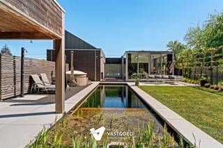 <p><span>Recente woning met kwalitatieve afwerking op TOP-ligging</span></p><p><span> </span></p><p><span>Belangrijkste troeven:</span></p><p><span>- Doordachte indeling met mooie ruimtes</span></p><p><span>- Enorm veel natuurlijke lichtinval dankzij grote raampartijen</span></p><p><span>- Gezellige zithoek met gashaard</span></p><p><span>- Aansluitend prachtige tuinkamer met wederom hoge raampartijen</span></p><p><span>- 3 slaapkamers voorzien van inbouwkasten</span></p><p><span>- Knappe badkamer met microtopping afwerking met ligbad en inloopdouche</span></p><p><span>- Mooi perceel van 922m2, volledig omheind, elektrische poort, beregeningsinstallatie...</span></p><p><span>- Tuin voorzien van zwemvijver, zonneterras en berging vooraan</span></p><p><span>- Tevens poolhouse achteraan met overdekt terras, berging en geïsoleerde praktijkruimte met airco</span></p><p><span>- Fantastische ligging: dicht bij centrum en op wandelafstand van natuurgebied Scheps</span></p><p><span>- Extra's: vloerverwarming, zonnepanelen en -boiler, airco's, inbouwkasten, microtopping vloeren, laadpaal...</span></p><p><span> </span></p><p><span>Bekijk zeker ook de 3D virtuele rondleiding en de grondplannen met de afmetingen. Zo krijgt u van thuis uit al een perfect beeld van wat deze woning te bieden heeft!</span></p><p><span>Wenst u meer info of een vrijblijvende bezichtiging, contacteer dan ons kantoor op het nummer 014 39 99 99 en wij helpen u graag verder.</span></p>