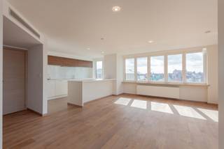 <p>Dit gezellig en lichtrijk dakappartement is gelegen in het hart van Gent, in de Limburgstraat. Vanaf deze locatie bent u op vijf minuten wandelen van alle bezienswaardigheden in de binnenstad en geniet u bovendien van een uitstekende verbinding met het openbaar vervoer.</p>
<p>Het appartement bevindt zich op de vijfde verdieping van de statige residentie ‘t Steen en geniet hierdoor van een mooi uitzicht. Opmerkelijk aan het appartement zijn de verschillende grote raampartijen die zorgen voor een aangename woonbeleving.</p>
<p>De woning werd in 2019 gerenoveerd, waarbij de keuken en de badkamer volledig vernieuwd werden. De leef- en eetruimte geniet van veel lichtinval. Via de hal is er toegang tot de keuken en de leefruimte met open haard. De keuken is uitgerust met Miele-toestellen. Verder zijn er nog twee ruime slaapkamers. De badkamer is voorzien van een inloopdouche en een lavabomeubel.</p>
<p>Met een totale bewoonbare oppervlakte van 107 m² is dit het perfecte stadsappartement als thuisbasis, als investering of voor uw studerende kinderen. Bij het appartement hoort een ruime kelder en er is een gemeenschappelijke fietsenberging aanwezig.<br /><br />Parkeren kan vlot onder parking Reep (ondergrondse parking op 140m) voor 102€ per maand.</p>