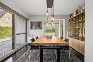 <p>Riante, instapklare villa met tuinpaviljoen en garage op 1.065m²<br /><br />Welkom aan de Terlinden 73 in Merchtem. Deze verrassend ruime en continu vernieuwde villa combineert een uitzonderlijk woonvolume met een uitgestrekt, groen perceel.<br /><br />Met maar liefst 200m² aan bewoonbare oppervlakte (exclusief de garage en de zolder) en een prachtige, vergunde uitbouw, biedt dit pand de perfecte balans tussen rust, ruimte en modern wooncomfort.<br /><br /><strong>Ruimte en lichtinval</strong><br />Bij binnenkomst valt direct de ruimtelijkheid van de woning op. Dankzij de slimme uitbouw geniet de leefruimte en moderne open keuken van een overvloed aan natuurlijk licht en een naadloze connectie met de buitenomgeving. De ramen werden in 2017 volledig vernieuwd, wat niet alleen zorgt voor een frisse uitstraling, maar ook voor uitstekende isolatie.<br /><br /><strong>Hoogwaardig vernieuwde bovenverdieping</strong><br />De woning is door de jaren heen met veel zorg gemoderniseerd. De volledige bovenverdieping kreeg in 2023 een grondige en stijlvolle make-over met compleet vernieuwde badkamer (afgewerkt met hoogwaardige materialen). Om het slaapcomfort te maximaliseren, is er tevens in 2023 een modern airconditioningsysteem geïnstalleerd, waardoor u tijdens alle seizoenen geniet van een perfect binnenklimaat.<br /><br /><strong>Een droom van een buitenruimte</strong><br />Het absolute pronkstuk van dit eigendom is de riante tuin op een perceel van 1.065 m². Hier komt u volledig tot rust. In de tuin vindt u een prachtig tuinpaviljoen. Deze stijlvolle buitenlounge met aansluitend tuinhuis is de ultieme plek om in alle privacy te ontspannen of gasten te ontvangen tijdens lange zomeravonden.<br /><br /><strong>Praktisch en energiebewust</strong><br />Naast comfort is er ook sterk ingezet op functionaliteit en duurzaamheid:<br />- Zonnepanelen: De woning is voorzien van een zonnepanelen-installatie, wat een aanzienlijk voordeel oplevert voor de energierekening.<br />- Parkeergelegenheid: De indrukwekkende oprit van liefst 110 m², de praktische carport én de inpandige garage (voorzien van een nieuwe automatische poort) bieden meer dan voldoende plaats voor meerdere wagens<br />- Elektriciteit is conform<br />- Asbestveilige woning<br /><br />Bent u op zoek naar een instapklare woning met royale afmetingen en een adembenemende buitenruimte in Merchtem? Dan is Terlinden 73 absoluut een bezoek waard. Neem vandaag nog contact op voor een bezichtiging en laat u verrassen door de vele troeven van deze prachtige thuis. Per mail via xavier@berno.be of telefonisch op het nummer 052 20 24 40.</p>