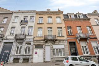 Gelegen aan de Mommaertsstraat 55 te Molenbeek bevindt zich dit appartementsgebouw, momenteel reeds ingericht en in gebruik als drie afzonderlijke wooneenheden. Het gebouw is aan renovatie toe en biedt een interessante opportuniteit voor investeerders die op zoek zijn naar een opbrengsteigendom met potentieel.
De huidige eigenaar heeft reeds een regularisatieaanvraag ingediend voor de bestaande toestand en hiervoor een stedenbouwkundige vergunning verkregen. Om het gebouw en de drie wooneenheden volledig in overeenstemming te brengen met deze vergunning, dienen de voorziene werken volgens de goedgekeurde plannen nog te worden uitgevoerd.
Het pand wordt verkocht met de bijhorende vergunde plannen, waardoor de toekomstige eigenaar over een duidelijk kader beschikt om de renovatie uit te voeren en de bestaande drie wooneenheden volledig conform de verleende vergunning te brengen.
Een interessante renovatie- en investeringsopportuniteit met drie bestaande wooneenheden en een reeds verkregen vergunning, gelegen in Molenbeek.