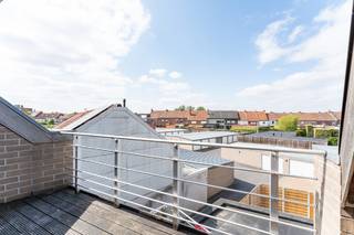 Roeselare-stadskern. Recent en prachtig tweeslaapkamerappartement gelegen op de 2de verdieping. Kleine residentie. Op wandelafstand van alles...