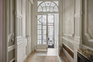 <p><strong>Statige meesterwoning met grandeur, 6 slaapkamers en zonnige tuin </strong></p>
<p>In het hart van Antwerpen, bevindt zich deze <strong>indrukwekkende meesterwoning</strong> die luxe, ruimte en verfijning combineert in een perfect afgewerkt geheel. Deze unieke woning werd <strong>volledig gerenoveerd met hoogwaardige materialen</strong>, met oog voor zowel esthetiek als energiezuinigheid.</p>
<p><strong>Elegant gerenoveerd met behoud van karakter</strong><br />Van het <strong>geïsoleerde dak</strong> tot de <strong>recent vernieuwde ramen (2021)</strong> en de <strong>nieuwe Vaillant-ketel</strong>: alles werd met zorg en vakmanschap aangepakt. De renovatie respecteerde de ziel van het huis, maar bracht het volledig naar de comfortnormen van vandaag.</p>
<p><strong>Authentieke charme &amp; verfijnde afwerking</strong><br />Stap binnen via een elegante inkomhal afgewerkt met <strong>Italiaanse stuco</strong>, en laat je betoveren door de <strong>prachtige originele vloeren</strong>, hoge plafonds en indrukwekkende ruimtes die meteen grandeur uitstralen. Overal in het huis voel je de allure van een echte meesterwoning, met een moderne twist.</p>
<p><strong>Riante ruimtes &amp; multifunctioneel karakter</strong><br />Met maar liefst <strong>6 royale slaapkamers</strong>, <strong>2 stijlvolle badkamers</strong> en <strong>3 volledig uitgeruste keukens</strong>, biedt deze woning ongelooflijk veel mogelijkheden. Ideaal voor grote gezinnen, co-housing, praktijk/kantoor aan huis.</p>
<p><strong>Zonovergoten tuin op het zuidoosten</strong><br />Achteraan de woning bevindt zich een ruime, <strong>zuid-oost georiënteerde tuin</strong> – een zeldzame luxe op deze toplocatie. Hier geniet u de hele dag van zon en rust, midden in de stad.</p>
<p><strong>Energieprestatie</strong><br />De woning behaalt een EPC-score van <strong>297 kWh/m²/jaar</strong>, wat uitzonderlijk is gezien het volume en de ouderdom van het pand.</p>
<p><strong>Kort samengevat:</strong></p>
<p>- Statige meesterwoning van uitzonderlijk formaat <br />- Volledig gerenoveerd: dak geïsoleerd, ramen vernieuwd (2021), nieuwe Vaillant-ketel<br />- 6 slaapkamers – 2 badkamers – 3 keukens<br />- Grote zonnige tuin (ZO)<br />- EPC: 297 kWh/m²/jaar<br />- Centrale ligging op toplocatie in Antwerpen<br />- Inboedel kan mee overgenomen worden.</p>
<br />
<p><strong>Een unieke kans om stijlvol, royaal én comfortabel te wonen in een van de meest karaktervolle herenhuizen van de stad.</strong></p>