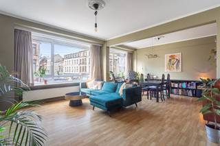 Centraal en energiezuinig wonen<br /><br />Locatie<br />Dit appartement ligt aan de Carnotstraat 131 in 2060 Antwerpen. Tram, bus, trein en de Antwerpse Velo’s bevinden zich in de directe omgeving: een droom voor de pendelaar! Ook winkels en scholen zijn vlot bereikbaar. De Mobiscore is dan ook top: 9,6/10. <br /><br />Beschrijving<br />Het appartement bevindt zich op de eerste verdieping van een verzorgd gebouw en is bereikbaar met de lift. De ruime inkomhal geeft toegang tot een lichtrijke leefruimte aan de voorzijde. De halfopen keuken sluit mooi aan op de leefruimte. Verder beschikt het appartement over twee slaapkamers, waarvan één met een aansluitende badkamer, en een apart toilet. Bewoonbare oppervlakte volgens EPC: 96m². <br /><br />Bijzonderheden<br />- Energiezuinig (EPC-label B)<br />- Asbestveilig<br />- Maandelijkse lasten werkkapitaal: +-205 euro (incl.: voorschot verwarming, voorschot water, professionele syndicus, poetsdienst gemeenschappelijke delen en blokpolis)<br />- Aparte meter voor elektriciteit<br /><br />Verplichte vermeldingen<br />EPC: 143 kWh/m²<br />P-score: A<br />G-score: A<br />Stedenbouwkundige inlichtingen: Vg, Wg, Gvv, Gvkr, Gmo