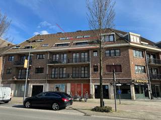 In de nabijheid van alle winkels en stadsvoorzieningen, komt dit twee slaapkamer appartement te koop.<br />Het omvat een inkomhal, leefruimte met aanpalend zone terras, kookkeuken (electrisch kookfornuis zelf mee te brengen), nachthal, berging met CV op aardgas, apart toilet, badkamer met ligbad, 2 slaapkamers met aanpalend aan één slaapkamer een ochtendzonterras.<br />Op de ondergrondse verdieping zijn er nog 2 kelders nr 16 en 17 en een private ondergrondse parking nr 21, te bereiken via de Ballingenweg.<br />Het appartement is volledige in een ecru kleur geschilderd ... ook alle electriciteit is vernieuwd EN conform gekeurd.<br /><u>EPC : </u> 151 kWh/m² - B-label<br /><u>Asbest :</u> veilig en vrij !<br /><u>Stedenbouw :</u> Geen beschermd monument, niet op inventaris, Vergunning uitgereikt, Woongebied, Geen dagvaarding uitgebracht, Geen voorkooprecht ruimtelijke ordening aanwezig, Geen Verkavelingsvergunning, geen overstromingsgebied, niet gelegen in afgebakend oevergebied. <br /><u>Vrij :</u> Op heden verhuurd vanaf 01.05.2024 aan 800 euro/maand<br />Voor bezoek : bel 056/705262 optie te koop
