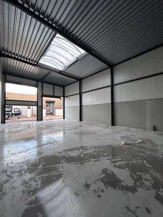 BEDRIJFSUNIT TE HUUR IN ELVERDINGE – 158 M² MET PARKINGS EN LAADKAAIOntdek deze recente bedrijfsunit van 158 m² in Elverdinge, ideaal voor opslag,...