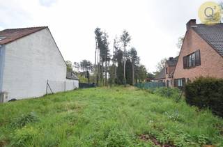 Mooi perceel bouwgrond van ca. 1386 m² geschikt voor een halfopen bebouwing. De halfopen bebouwing kan de afmeting hebben van:-bouwbreedte: vooraan...