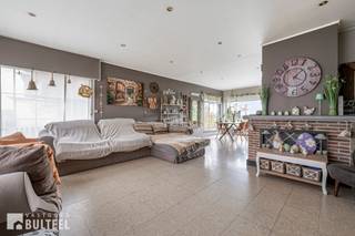 Bent u op zoek naar een ruime vrijstaande woning met tal van mogelijkheden op een uitstekende ligging? Dan is deze te renoveren woning aan de rand...