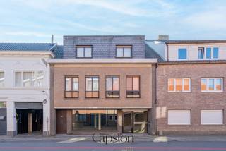 Deze centraal gelegen woning met handelsruimte bevindt zich in het hart van Lokeren en is zeer vlot bereikbaar en met tal van mogelijkheden!Op het...