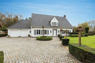 Klassieke villa met zwembad op ruim hoekperceel van ca. 3.150 m² met topligging te SchildeOp een prachtig en zonnig hoekperceel van ca. 3.150 m²...