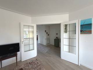 Ruim en lichtrijk 2-slpk app met garagebox en terras op uitstekende locatie!Bezoekmoment woensdag 13 mei tussen 18u en 20u. Locatie:Gelegen aan de...