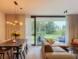 De snelste manier om een bezoek te brengen aan dit appartement? Vraag je bezoek aan via de rode knop op onze website (www.dewaele.com) en je wordt gecontacteerd door één van onze verhuurexperten. <br /><br />Lichtrijk appartement met 2 slaapkamers, zonnig terras en uiterst ruime garage, gelegen in een rustige residentie te Rumbeke. <br /><br />Het appartement heeft volgende indeling:<br />- Inkom met apart toilet en ingebouwde kast<br />- Lichtrijke leefruimte voorzien van grote raampartijen<br />- Open keuken met eilandblok voorzien van kookplaat met dampkap, spoelbak, combi-oven, vaatwas en ingemaakte kasten<br />- Berging voorzien van aansluiting wasmachine <br />- 2 slaapkamers<br />- Badkamer voorzien van dubbele lavabo in meubel en inloopdouche<br />- Zeer ruim terras met zicht op groen<br />- Ruime, afgesloten garagebox voorzien van extra bergruimte<br />- Privatieve kelderberging<br /><br />Extra kenmerken:<br />- Uiterst kwalitatieve afwerking<br />- Heel veel lichtinval door aanwezigheid van grote raampartijen<br />- Ruim, zonnig terras palend aan de gemeenschappelijke tuin<br />- Centraal gelegen nabij het centrum van Rumbeke en Roeselare vlakbij winkels, openbaar vervoer, invalswegen,...<br /><br />Garage en kelderbing verplicht bij te huren: 75,00 euro /maand <br /><br />Ben jij geïnteresseerd in dit unieke appartement te huur in Rumbeke? Aarzel dan niet ons te contacteren.