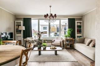 <p><span>Op zoek naar een instapklaar appartement op een gunstige locatie in Duffel? Dan is dit verzorgde appartement op de eerste verdieping zeker een bezoek waard. Het maakt deel uit van een kleinschalige mede-eigendom met slechts drie appartementen, waardoor er </span><span>geen gemeenschappelijke kosten</span><span> zijn. Bovendien is er voldoende </span><span>parkeergelegenheid voor de deur</span><span>.</span></p><p><span>Het appartement werd omstreeks 2016 grondig gerenoveerd en kreeg recent nog een extra upgrade met </span><span>nieuwe ramen</span><span> voorzien van driedubbel glas. Daarnaast werden ook vliegenramen en elektrische rolluiken geplaatst, wat het wooncomfort verhoogt. </span><span>Bovendien biedt het appartement nog toekomstig optimalisatiepotentieel. Zonder dat dit vandaag noodzakelijk is, kan het EPC volgens de simulatie door de plaatsing van lucht-luchtwarmtepompen (airco-units) worden verbeterd naar een gunstig label B.</span></p><p><span>Via de ruime inkomhal, voorzien van een praktische ingemaakte kast met weggewerkte wasplaats en extra bergruimte, komen we in de lichtrijke leefruimte met aangrenzende keuken. Dankzij de grote raampartijen geniet deze ruimte van een aangename lichtinval en een open gevoel. De keuken werd praktisch en smaakvol ingericht en vormt een mooi geheel met de leefruimte.</span></p><p><span>Verder in de hal vinden we een apart toilet en een verzorgde badkamer terug. Achteraan het appartement bevinden zich </span><span>twee volwaardige slaapkamers</span><span> van respectievelijk 14 m² en 12 m². Vanuit de tweede slaapkamer heeft u toegang tot een </span><span>gezellig terrasje</span><span> waar u in alle rust kunt genieten. </span></p><p><span>Op het gelijkvloers bevindt zich bovendien een </span><span>private berging</span><span> met elektriciteit, ideaal voor fietsen of extra opslag.</span></p><p><span> </span></p><p><span>Kortom, een instapklaar en energiezuinig appartement dat comfort, praktische indeling en een centrale ligging nabij het centrum van Duffel perfect combineert.</span></p>