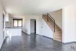 In het centrum van Linden, in een rustige en groene omgeving en op fietsafstand van Leuven, liggen deze recente en energiezuinige driegevelwoningen. De nieuwbouwwoningen werden opgeleverd in 2019 en combineren een hedendaagse architectuur met veel licht, een verrassend ruime indeling en een aangename tuin.<br /><br />De woonverdieping vormt het hart van elke woning, met een ruime en lichtrijke leefruimte en grote raampartijen die uitkijken op het omliggende groen. De open keuken is volledig ingericht en sluit mooi aan bij de leefruimte. Op deze verdieping bevindt zich eveneens een apart toilet. Een verdieping hoger zijn er drie volwaardige slaapkamers en een ingerichte badkamer met douche. Ook hier is een apart toilet voorzien. Dankzij de grote ramen genieten de kamers van veel natuurlijk licht en een mooi, open uitzicht.<br /><br />Ook het onderste niveau biedt heel wat extra ruimte. Naast de inpandige garage is er een ruime, polyvalente kamer die perfect kan dienen als bureau, hobbyruimte, logeerkamer of zelfs vierde slaapkamer. Een tweede badkamer en bijkomende bergruimte maken deze verdieping bijzonder praktisch voor een gezin.<br /><br />Buiten beschikt elke woning over een eigen tuin en terras, met voldoende ruimte rondom. Door de driegevelstructuur, de vele raampartijen en het groen rondom geniet je hier van een aangenaam gevoel van ruimte en privacy.<br /><br />Ook energetisch scoren de woningen goed, met een E-peil E43, zonnepanelen en een ventilatiesysteem conform de EPB-vereisten.<br /><br />Beide woningen zijn onmiddellijk beschikbaar en worden afzonderlijk te huur aangeboden. Omdat ze naast elkaar gelegen en identiek ingedeeld zijn, bieden ze bovendien een bijzondere opportuniteit voor twee gezinnen, familieleden of vrienden die graag dicht bij elkaar willen wonen, zonder in te boeten aan hun eigen ruimte en privacy.<br /><br />De ligging is een absolute troef: rustig en groen in het centrum van Linden, met winkels, scholen en andere voorzieningen in de buurt en Leuven vlot bereikbaar met de fiets, openbaar vervoer of wagen.<br /><br />Een recente en bijzonder praktische gezinswoning voor wie ruimte, licht en groen wil combineren met de nabijheid van Leuven. Contacteer ons voor meer informatie of een bezoek ter plaatse.