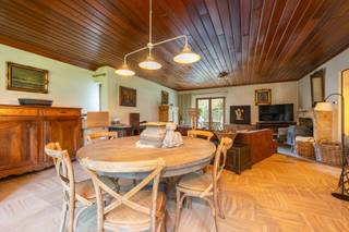 INDELINGBij het binnenkomen word je verwelkomd in de inkomhal met gastentoilet.Langs de inkomhal kom je in de gezellige leefruimte met houtstoof,...