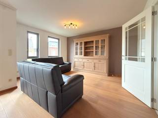 Plan nu uw afspraak via www.polares.eu <br /><br />In het centrum van Boortmeerbeek kan je in de residentie 'De Malterie' dit gezellige appartement met twee slaapkamers terugvinden op de eerste verdieping. <br /><br />De inkomhal is voorzien van een vestiaire gedeelte en een gastentoilet. Deze brengt je naar de lichtrijke leefruimte. De leefruimte is voorzien van een woon- en eetgedeelte. Door de parketvloer heb je ook alvast een warm gevoel. De keuken is volledig geïnstalleerd. Aansluitend aan de keuken kan je nog de technische berging terugvinden met wat extra opslagplaats. Vanuit de leefruimte heb je toegang tot het terras. <br /><br />Verder in het appartement kan je de twee slaapkamers terugvinden. Daarnaast is er ook nog een ruime berging met wasbak &amp; handige bergkast aanwezig. Eventueel de ideale ruimte om in te richten als bureau. De badkamer is voorzien van een bad/douche combinatie, enkele wastafel &amp; voldoende opbergruimte. Verder kan je hier ook de aansluiting voor de wasmachine en droogkast terugvinden. <br /><br />Nood aan extra opbergruimte? In de privatieve kelderberging kan je makkelijk spullen opbergen. Verder kan je jouw wagen kwijt in de privatieve garagebox. Fietsen kan je dan weer makkelijk kwijt in de gemeenschappelijke fietsenstalling. <br /><br />Dankzij zijn centrale ligging aan het station van Boortmeerbeek ben je ook met de trein snel op pad. Verder heb je tevens een vlotte verbinding naar Mechelen en Leuven, alsook naar Brussel.