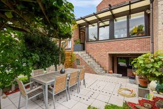 <p><span>À Koningslo se trouve cette maison bel-étage bien entretenue, construite en 1984, située dans un quartier résidentiel calme et agréable. La maison est en très bon état et a été entretenue avec soin au fil des ans. Elle offre en outre une excellente base pour moderniser davantage l'intérieur selon vos goûts. Au rez-de-chaussée se trouvent un garage spacieux, une buanderie, un débarras supplémentaire et, petite surprise, un sauna. Depuis la buanderie, on accède directement au jardin convivial et parfaitement entretenu. L'escalier partant du hall d'entrée mène au premier étage, où se trouve un espace de vie ouvert et lumineux pouvant accueillir un coin repas et un coin salon, suivi d'une cuisine ouverte récemment rénovée. À l'arrière de la maison se trouve la véranda, qui offre une vue sur le jardin et y donne accès. Le deuxième étage comprend un vaste couloir avec dressing intégré, trois chambres et une salle de bains. Un grenier pratique offre un espace de rangement supplémentaire. L’emplacement est particulièrement intéressant : écoles, commerces, transports en commun et commodités quotidiennes se trouvent à proximité. Grâce à la liaison fluide avec le Ring, Bruxelles, l’aéroport et les principaux axes routiers sont également rapidement accessibles. Une maison familiale bien entretenue avec garage, sauna, jardin, trois chambres et de nombreuses possibilités de personnalisation pour l’adapter aux normes actuelles.</span><span> </span></p>
