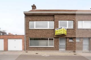 Welkom in deze bijzonder ruime en brede woning, rustig gelegen in het mooie Tielrode. Hier geniet je van een aangename woonomgeving, met scholen, ontspanning en dagelijkse voorzieningen in de nabije omgeving. <br /><br />Bij het binnenkomen valt meteen de aangename ruimte en de overvloed aan natuurlijk licht op. De zeer ruime leefruimte biedt volop mogelijkheden om er een gezellige thuis van te maken en geniet bovendien van een mooi zicht op het terras. De verzorgde keuken sluit rechtstreeks aan op een praktische berging, waardoor ook het dagelijkse leven hier bijzonder comfortabel georganiseerd kan worden.<br /><br />Op de bovenverdieping bevinden zich drie mooie slaapkamers en een aangename badkamer met ligbad. De woning beschikt daarnaast over een garage en een handige achteruitweg, wat een grote meerwaarde vormt.<br /><br />Dankzij de centrale verwarming, dubbele beglazing en betonnen structuur is deze woning bovendien degelijk en comfortabel. De brede bouw zorgt voor een heerlijk ruimtelijk gevoel en de vele ramen brengen overal een mooie hoeveelheid daglicht binnen.<br /><br />Een warme, ruime en instapklare woning op een rustige en aangename locatie in Tielrode, waar je je meteen thuis kunt voelen.