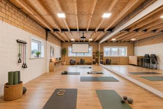 Op een strategische locatie tussen Aalter, Maldegem, Eeklo en Lievegem bevindt zich dit veelzijdige handelspand met instapklare woning en bijzonder veel potentieel voor wie actief is binnen gezondheid, beweging, begeleiding of paramedische zorg.<br /><br />Het handelsgedeelte biedt een sterke basis voor de uitbouw van een kinesitherapiepraktijk, paramedisch centrum, bewegingspraktijk, revalidatieruimte, groepspraktijk of belevingsgerichte praktijk. Dankzij de ruime indeling en flexibele opbouw kunnen verschillende zones gecreëerd worden, zoals behandelruimtes, oefenruimte, wachtruimte, onthaal, kleedruimte of polyvalente praktijkruimte.<br /><br />De beschikbare oppervlakte maakt het mogelijk om verder te denken dan een klassieke praktijk. Hier kan u een totaalconcept uitbouwen waar behandeling, beweging, begeleiding en herstel samenkomen. Denk aan kinesitherapie gecombineerd met oefentherapie, personal coaching, ademhaling, mobiliteit, revalidatie, groepssessies of andere paramedische disciplines.<br />Een absolute meerwaarde is het binnenzwembad. Dit opent bijkomende mogelijkheden richting aquatherapie, herstel, ontspanning, lichaamsgerichte begeleiding of een meer exclusieve beleving binnen uw praktijkconcept. Net die combinatie van ruimte, infrastructuur en beleving maakt dit pand bijzonder interessant voor ondernemers binnen de gezondheids- en bewegingssector.<br /><br />Naast het handelsgedeelte beschikt het pand over een recent gerenoveerde en volledig instapklare woning. Deze werd smaakvol afgewerkt met oog voor kwaliteit en hedendaags wooncomfort. De woning omvat een open leefruimte met volledig uitgeruste keuken, praktische berging, wasruimte, drie slaapkamers, dressing, ruime badkamer, apart toilet en zolderruimte.<br />Een belangrijk voordeel is dat de woning en het handelsgedeelte praktisch van elkaar gescheiden kunnen worden. Hierdoor zijn meerdere scenario’s mogelijk: zelf wonen en uw praktijk uitbaten, de woning verhuren en het handelsgedeelte professioneel gebruiken, of het geheel verder ontwikkelen als rendabel investeringspand.<br /><br />Dankzij de 54 zonnepanelen geniet het pand bovendien van een energiezuinig karakter.<br /><br />Een ruim handelspand met sterke zichtbaarheid, een instapklare woning, flexibel indeelbare praktijkruimtes en een binnenzwembad als unieke extra troef — ideaal voor wie een kine-, paramedisch of bewegingsgericht concept wil uitbouwen op een locatie met bereik.<br />