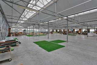Aan het gehucht 'de Gapaard' te Lo-Reninge, stellen wij u deze bedrijfsgebouwen (winkel en serres) met woning voor. De commerciële ligging langs de...