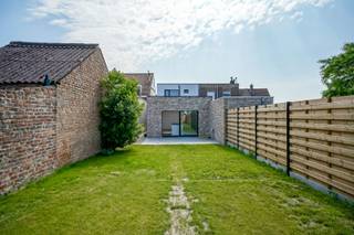 In Westkerke, deelgemeente van Oudenburg, vinden we deze halfopen bebouwing.De woning werd dit jaar (2025) gerenoveerd en geniet van een gunstig epc...