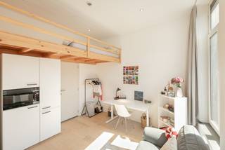 Deze prachtige studentenwoning is gelegen op een perfecte centrumlocatie te Leuven.<br />Op een steenworp van de verschillende faculteiten alsook ontspanningsmogelijkheden biedt deze kleinschalige residentie u een ideale leefomgeving.<br />Het gebouw telt 8 knappe kamers met eigen sanitair dewelke genieten van één gemeenschappelijke keuken. Elke kamer beschikt privatief over een frigo en microgolfoven.<br />Per verdieping bevindt zich steeds een kamer aan de voor- en achterzijde.<br />Elke kamer met haar specifieke troeven zorgt steeds voor een 100% bezettingsgraad.<br />Indien u op zoek bent naar een waardevaste investering op een zeer gegeerde ligging dan dient u hier zeker een bezoek op in te plannen.<br />Overzicht van de huidige huurinkomsten en contracten zijn steeds op aanvraag beschikbaar.<br />Aarzel niet en contacteer ons voor een bezoek ter plaatse! info@covas.be // 016 40 60 20 // www.covas.be