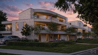 <h2><span>Residentie Helios – Eigentijds wonen in een groene omgeving</span></h2>
<p><span>Ontdek </span><strong><span>Residentie Helios</span></strong><span>, een stijlvol nieuwbouwproject aan de Omleiding 101-105 in Herent. Het project omvat </span><strong><span>18 hedendaagse appartementen</span></strong><span> met één, twee of drie slaapkamers en woonoppervlaktes van circa </span><strong><span>70 tot 120 m²</span></strong><span>. Moderne architectuur, energiezuinig wooncomfort en een groene omgeving komen hier mooi samen.</span></p>
<h3><span>Licht, ruimte en ruime terrassen</span></h3>
<p><span>De appartementen werden ontworpen met bijzondere aandacht voor licht en leefkwaliteit. </span><strong><span>Grote raampartijen</span></strong><span> zorgen voor een aangename, open sfeer en verbinden de leefruimtes met de royale terrassen. Van hieruit geniet je van een prachtig zicht op het </span><strong><span>groene private binnenpark</span></strong><span>, dat een rustig karakter geeft aan de volledige residentie.</span></p>
<p><span>Met verschillende indelingen en oppervlaktes biedt Helios een gevarieerd aanbod. Van een praktisch éénslaapkamerappartement tot een ruim drieslaapkamerappartement: zowel voor eigen bewoning als voor investering zijn er verschillende mogelijkheden.</span></p>
<h3><span>Energiezuinig en comfortabel wonen</span></h3>
<p><span>Residentie Helios combineert hedendaags wooncomfort met moderne, energiezuinige technieken. Ieder appartement wordt onder meer uitgerust met </span><strong><span>vloerverwarming, een warmtepomp, zonnepanelen en ventilatiesysteem D</span></strong><span>. Dit resulteert in een hoog wooncomfort, een gezond binnenklimaat en een bijzonder energiezuinige woning.</span></p>
<p><span>De </span><strong><span>ruime leefterrassen</span></strong><span> vormen bovendien een echte verlenging van de woonruimte en maken het mogelijk om volop te genieten van de groene omgeving.</span></p>
<h3><span>Parkeren en fietsen uit het zicht</span></h3>
<p><span>Onder het gebouw bevindt zich een ruime ondergrondse verdieping met </span><strong><span>autostaanplaatsen en private bergingen</span></strong><span>. Ook voor fietsers is er voldoende ruimte voorzien. Zowel op het gelijkvloers als in de kelder bevinden zich comfortabele fietsenstallingen, met plaats voor gewone fietsen én bakfietsen.</span></p>
<h3><span>Strategische ligging tussen Leuven en Brussel</span></h3>
<p><span>Helios geniet van een centrale ligging in Herent, op korte afstand van Leuven en met een vlotte verbinding richting Brussel. Winkels, scholen, openbaar vervoer en andere dagelijkse voorzieningen bevinden zich in de nabije omgeving. Zo combineert het project een </span><strong><span>groene en aangename woonomgeving met een uitstekende bereikbaarheid</span></strong><span>.</span></p>
<h3><span>Oplevering voorzien in juni 2027</span></h3>
<p><span>De bouwwerken van Residentie Helios zijn momenteel volop aan de gang. De afwerking en oplevering van de appartementen is voorzien tegen </span><strong><span>juni 2027</span></strong><span>.</span></p>
<p><strong><span>Residentie Helios staat voor modern, energiezuinig en comfortabel wonen, met royale buitenruimtes en groen als centrale troef.</span></strong></p>
