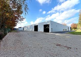 Strategically located warehouse in the 'Stadsheide' industrial area in Hasselt, just a stone's throw from the Corda Campus. Easily accessible due to its proximity to the E314 and E313 motorways. The warehouse is equipped with two sectional doors, an integrated office, and a sanitary facility.