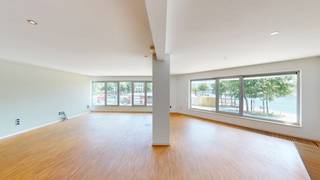 Op een toplocatie aan de Verbindingsdok-Westkaai in Antwerpen bevindt zich dit lichtrijke hoekappartement op de eerste verdieping. Dankzij de grote raampartijen geniet u van een uitzonderlijke lichtinval en een prachtig, open uitzicht op het Willemdok en het Museum aan de stroom.<br /><br />Het appartement beschikt over een ruime leefruimte met een aangename verbinding naar het grote overdekte terras, waar u het hele jaar door kunt genieten van het unieke uitzicht. De praktische indeling omvat drie volwaardige slaapkamers en twee badkamers.<br /><br />Daarnaast zijn er twee ruime bergingen in het appartement, die zorgen voor een optimaal comfort en voldoende opbergruimte.<br /><br />- Gemeenschappelijke kosten: 350 EUR per maand (inclusief gas & water)<br />- Veel Bergruimte<br />- Uitzicht op het MAS
