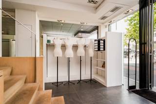 Commercieel gelijkvloers op toplocatie in Mortsel! LOCATIE Gelegen op een absolute topligging in het commerciële hart van Mortsel, aan de...