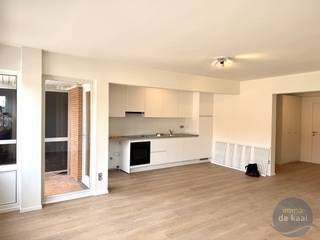 Volledig vernieuwd appartement op centrale ligging langs de Astridlaan. Zonnige woonkamer met een ruim terras. Praktische inkomhal met ingebouwde...