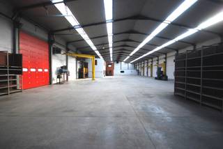 IZEGEMSEAARDEWEG 144/2 - ROESELARE<br /><br />Deze instapklare loods biedt tal van mogelijkheden voor productie, opslag of showroom. Uitgerust met een gepolierde betonvloer, geïsoleerd dak en een hoogspanningscabine voor hoog elektrisch vermogen.<br /><br />De indeling omvat een voorportaal, 3 burelen, een toonzaal of vergaderruimte en een sanitaire kern. De loods is voorbereid voor de montage van rolbruggen, wat ze ideaal maakt voor industriële toepassingen.<br /><br />Bovendien is er ruime parkeergelegenheid voor ca. 20 wagens.<br />Functionele ruimte met sterke troeven op een vlot bereikbare locatie.<br /><br />Voor meer info en/of plaatsbezoek, aarzel niet ons te contacteren.