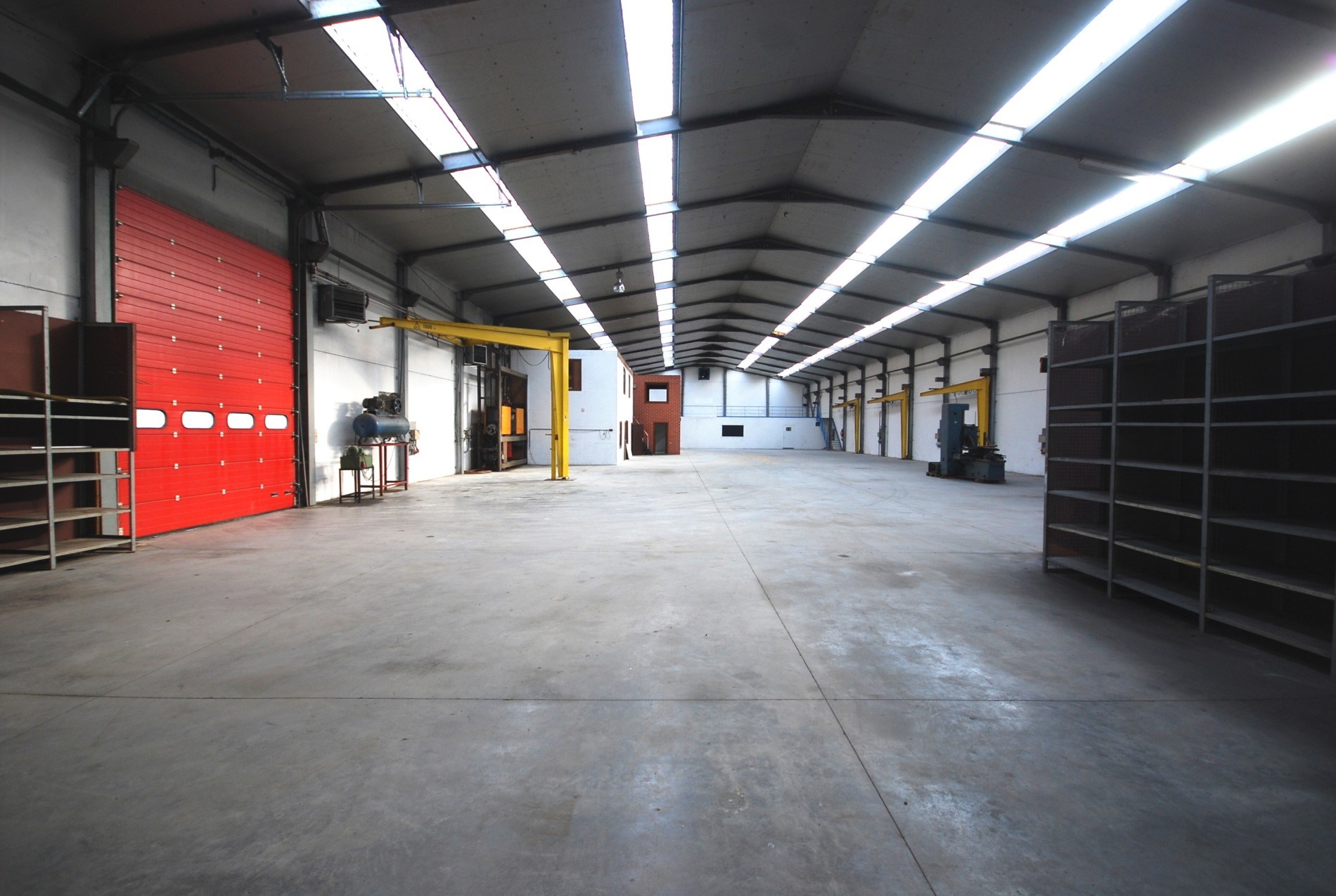 VEELZIJDIGE RUIME LOODS VAN 1150 M² MET BURELEN EN TOONZAAL - foto 2