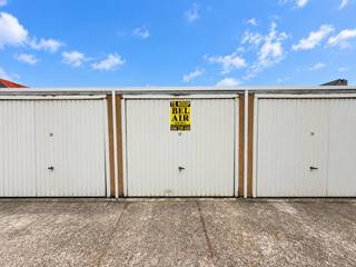 Ce garage fermé est situé dans la résidence De Barke, dans le quartier prisé du Phare à Ostende, à distance de marche de la Spuikom.<br /><br />Le garage dispose d'une porte manuelle et se trouve dans un complexe de garages soigné et sécurisé, accessible par une porte d'entrée automatique. Cela garantit une sécurité et une facilité d'utilisation supplémentaires.<br /><br />Avec une profondeur de 5,40 m, une largeur de 2,20 m et une hauteur de 2,00 m, ce garage offre un espace pratique pour le stationnement d'une voiture ou le rangement de matériel supplémentaire.<br /><br />Grâce à son emplacement avantageux dans un quartier à stationnement limité, ce garage n'est pas seulement idéal pour un usage personnel, mais constitue également un investissement intéressant avec un potentiel de location attractif.<br /><br />Atout supplémentaire : Il est également possible d'acheter un deuxième garage dans le même complexe. Idéal pour ceux qui recherchent un espace de stationnement supplémentaire ou qui souhaitent réaliser un double investissement.<br /><br />Une belle opportunité dans un excellent emplacement à Ostende !<br /><br />N'hésitez pas à contacter Louis pour plus d'informations ou pour une visite. <br />+32 493 18 27 84