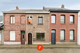 Zeer deugdelijk gerenoveerde rijwoning in het centrum van Deerlijk nabij de belangrijkste invalswegen. Het huis omvat een bureauruimte...