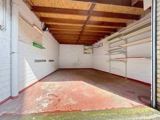 Centraal gelegen garage met vlotte verbinding naar in- en uitvalswegen. De garage is voorzien van elektriciteit, een elektrische poort en...