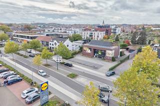 In een winkelgebied met in de onmiddellijke omgeving tal van grote ketens (Lidl, Delhaize, C&amp;A, JBC... ) ligt dit mooie handelspand met een commerciële toplocatie. Met een winkelgelijkvloers van 257m² en een bovenverdieping van 56m² is dit pand geschikt voor talloze bestemmingen. Verwarming door middel van aardgas, PV-installatie aanwezig.<br />Opslag- en/of bijkomende commerciële ruimte is beschikbaar in de kelder (+/-140m²). Deze is toegankelijk via een trap en via een goederenlift.<br /><br />Naast het handelsgedeelte beschikt het pand ook over een ruime en goed afgewerkte woning met tuin. De woning heeft 3 slaapkamers, waarvan één met dressing. De woonoppervlakte bedraagt 121m² op het gelijkvloers, 93m² op de eerste verdieping en 48m² op de tweede verdieping. Ook het privégedeelte beschikt over een kelder (78m²).<br />Aan de achterzijde van de woning geeft het overdekt terras uit op de onderhoudsvriendelijk aangelegde tuin met tuinhuis.<br /><br />Het perceel van 20a19ca biedt voldoende parkeergelegenheid met 8 parkeerplaatsen aan de weg en privé parkeergelegenheid aan de achterzijde. Er is nog mogelijkheid om uit te breiden op het terrein.<br /><br />De laatste 14 jaar baat men hier een zeer goed draaiende dierenspeciaalzaak uit. De overname van het handelsfonds is ook bespreekbaar.<br /><br />EPC: X<br /><br />Voor meer info of een bezichtiging kan u ons contacteren op 011/39.90.50 of info@jansenrealestate.be