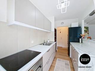 <p>Immo Store presenteert dit instapklare 2-slaapkamerappartement op de eerste verdieping, gelegen in de prachtige groene omgeving van het private Jean Monnet Park in Sint-Agatha-Berchem. De ligging is ideaal, nabij het sportcomplex, de Gentsesteenweg, het Basilix Shopping Center, diverse invalswegen, de autosnelweg richting kust, openbaar vervoer en het treinstation. Het appartement beschikt over een open keuken die aansluit op een lichtrijke woonkamer met toegang tot een zonnig terras. Verder zijn er 2 slaapkamers, een douchekamer en een apart toilet. Een extra troef is het exclusieve gebruiksrecht van 2 parkeerplaatsen, inbegrepen voor de eigenaar. <span>Grijp deze unieke IMMO STORE-kans en plan vandaag nog uw bezoek! Bel ons op 02/203.03.03 of stuur een mail naar </span><span>info@immo-store.be</span><span><span>!</span></span></p>