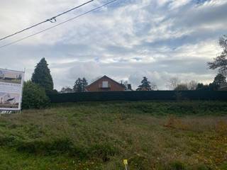 <strong>Landelijk wonen in Herent op een boogscheut van Brussel</strong><br /><br /> Perceel 7a 90ca. <br /> PRIJSVAST van 260.000,00 euro exclusief kosten; (Inbegrepen kosten: zie notaris.be)<br /> Bouwen op maat met Splendid kan ook<br /><br />Project Brusselsesteenweg in hartje Herent biedt heel wat mogelijkheden om jouw nieuwbouwwoning te realiseren. Deze bouwgrond voor een open-bebouwing is te koop zonder bouwverplichtingen.<br /><br />ℹ️ Wens je meer informatie of een afspraak? Bel ons dan nu op het nummer 011 45 82 30<br />💻 Meer projecten? Surf naar www.splendid.be. Samen maken we jouw woondroom waar.