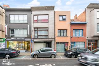 In de Ankerstraat, centraal gelegen in het stadscentrum van Sint-Niklaas bevindt zich dit gelijkvloers handelspand met daarboven een duplex appartement met twee slaapkamers.Het handelspand geniet van een goede zichtbaarheid en vlotte bereikbaarheid, wat het geschikt maakt voor diverse commerciële activiteiten.Het appartement is momenteel verhuurd, wat zorgt voor een stabiele en onmiddellijke huuropbrengst. Deze eigendom vormt daardoor een interessante opportuniteit voor investeerders die op zoek zijn naar een combinatie van commercieel vastgoed met rendement.Een praktische vastgoedinvestering op een centrale ligging in de stad.