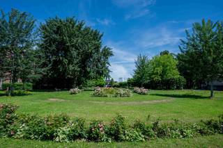 Het stadsleven ervaren én toch groen wonen? Dat kan!
Dit volledig vernieuwd appartement (2023) bevindt zich op fietsafstand van het bruisende centrum van Gent en is idyllisch gelegen in het groen, naast een stadspark waar u ook voldoende parkeergelegenheid hebt.
De vele raampartijen en 2 terrassen zorgen niet alleen voor veel lichtinval en 'groenzicht' maar geven een aangenaam open en ruimtelijk gevoel.
Gezien de recente renovatie bent u ook verzekerd dat alles in orde is op vlak van technieken, veiligheid en energiezuinigheid. Elektriciteit conform, asbestvrij, EPC label B.
Het appartement omvat: inkomhal, apart toilet, keuken met terras, berging met aansluiting voor wasmachine, leefruimte, slaapkamer met ensuite badkamer en terras.
Verder heeft u in de kelder nog 2 privatieve kelderbergingen met elektriciteit en kan u gebruik maken van een ruime gemeenschappelijke fietsenberging.
Vrij bij akte