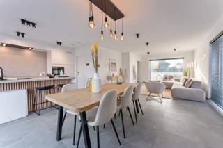 Ontdek deze moderne nieuwbouwwoning in Poperinge dicht bij het centrum en het station, in de buurt van winkels en openbaar vervoer. Bovendien geniet je van een heel vlotte verbinding met de Ring rond Poperinge. De verkaveling paalt aan landbouwgebied, je geniet er van een adembenemend uitzicht over de omliggende velden en weiden.

Deze halfopen woning is instapklaar afgewerkt en beschikt over een inkomhal, een ruime woon- en eetkamer met veel lichtinval, aansluitend een -naar eigen keuze ingerichte- open keuken, 3 slaapkamers, een badkamer en een berging.

Een kijkje nemen? Contacteer Kimberly en reserveer jouw bezoekmoment.