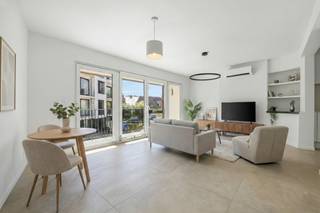 Au premier étage d’un petit immeuble, dans une rue à sens unique calme à distance de marche de la plage, des dunes, des commerces et du tram,...