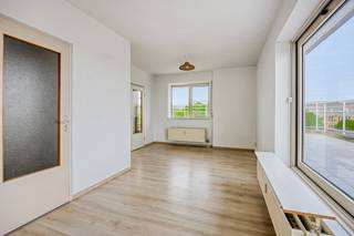 Op de 7de verdieping van de residentie bevindt zich dit charmante penthouse appartement met 1 slaapkamer en een uitzonderlijk ruim terras van...