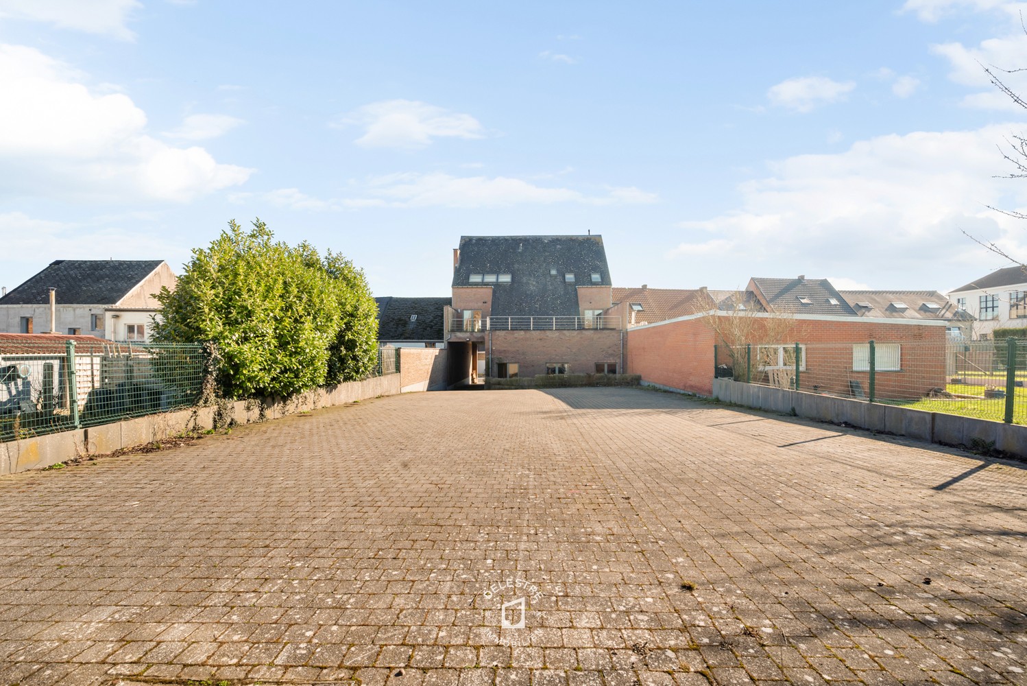 Veelzijdig investeringspand met 3 APP., MAGAZIJN, STAANPLAATSEN EN HANDELSPAND - foto 3