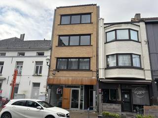 Instapklare studio op de 1eV  bestaande uit: een woonkamer, een ingerichte keuken met aansluiting wasmachine en een klassiek ingerichte badkamer...