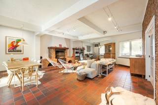 In een rustige, doodlopende straat in Merksem wacht deze ruime gezinswoning op een nieuwe familie. <br />Met vijf slaapkamers en twee badkamers is er plaats voor iedereen: ideaal voor een jong gezin dat wil groeien, <br />of voor een samengesteld gezin waar elk kind een eigen kamer verdient.<br /><br />Het leven speelt zich af in de gezellige leefruimte met prachtig ingerichte keuken, het hart van de woning waar het gezin samenkomt. <br />Op de verdiepingen vind je de vijf slaapkamers en twee badkamers: genoeg ruimte voor een ouderslaapkamer met badkamer, kinderkamers, een thuiswerkplek of een logeerkamer voor de weekends dat iedereen thuis is. En met twee badkamers verloopt de ochtendspits een stuk rustiger.<br /><br />Achter de woning ligt een tuin waar kinderen naar hartenlust kunnen spelen. Het onderhoud ervan, net als dat van de dakgoten en de zonnepanelen, wordt voor jou geregeld. De zonnepanelen met batterij helpen bovendien je energiefactuur laag te houden.<br /><br />Een echte meerwaarde is het ruime magazijn naast de woning, met eigen parkeerplaatsen. Perfect voor fietsen, tuinmateriaal, een hobbyruimte, een werkplaats of gewoon extra opslag. Ook in de straat zelf vind je makkelijk een parkeerplaats.<br />De ligging is praktisch en rustig tegelijk: scholen, kinderopvang, winkels en apotheken liggen op wandelafstand, het openbaar vervoer brengt je snel naar het centrum van Antwerpen, en via de Ring en de E19 ben je vlot weg.<br /><br />Prijs en voorwaarden<br />Woning en magazijn worden in eerste instantie samen verhuurd maar de woning kan ook afzonderlijk gehuurd worden.<br />• Woning: € 1.950 per maand<br />• Magazijn met parkeerplaatsen of opbergruimte: € 600 per maand<br />• Onderhoud tuin, dakgoten en zonnepanelen: € 175 per maand<br />• Totaal: € 2.725 per maand<br />• EPC: B<br />• Beschikbaarheid overeen te komen – 1ste helft 2027.<br />Zin om te komen kijken? Neem contact op 03/568.03.03 voor een bezoek.