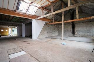 Ruim magazijn te huur te centrum Aalst. Het magazijn is gelegen achteraan een appartementsgebouw en heeft een oppervlakte van 220 m² met daar...